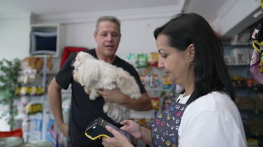 Bakım Prosedürü İçin Müşteri Ödemeleri Küçük Köpek 'le Hayvan Dükkanı' nda Temassız Ödeme