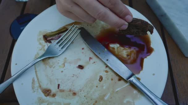 Kézzel Mártogatott Kenyér Szószba Üres Tányérba Étkezés Utáni Maradék — Stock videók