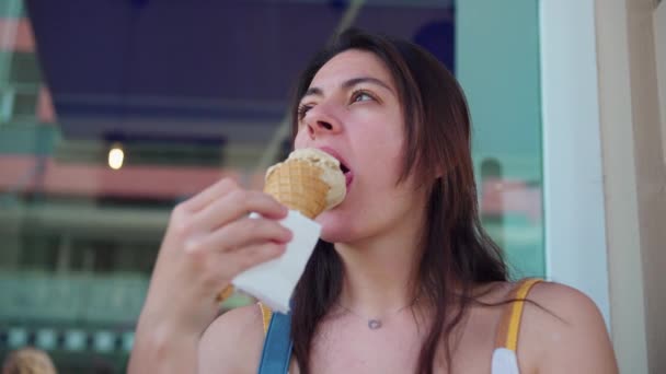 Žena Užívá Zmrzlinový Kornout Během Letního Dne Letá Žena Pohlcená — Stock video