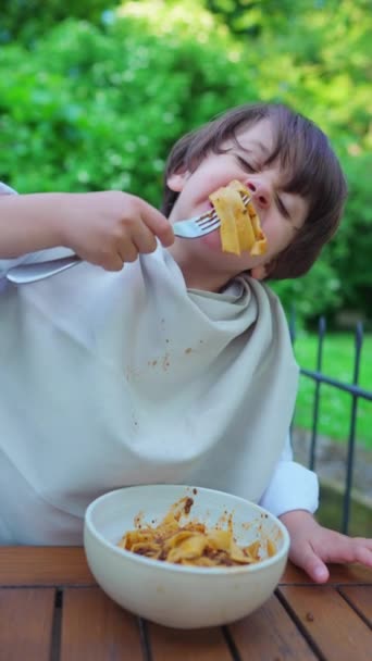 Niño Pequeño Comiendo Pasta Caliente Durante Almuerzo Camisa Cubierta Con — Vídeos de Stock