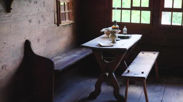 Meble Drewniane Wnętrzu Domku Szczegóły Zbliżenie Wiejskiej Farmy Stół Krzesła — Wideo stockowe