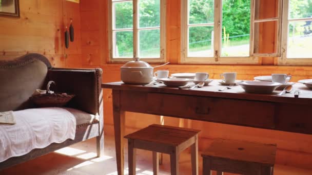 Rusztikus Beállítás Asztal Ablak Vidéki Faház Antik Kanapé Fehér Étkészlet — Stock videók