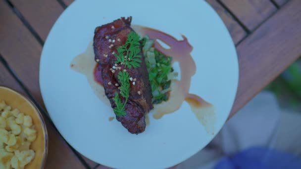 Elegante Tellerpräsentation Schmackhaftes Fleisch Luxushotel Gehobener Restaurantteller — Stockvideo