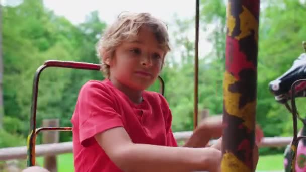Kind Wirbelt Auf Karussell Dreht Sich Kreis Kleiner Junge Dreht — Stockvideo