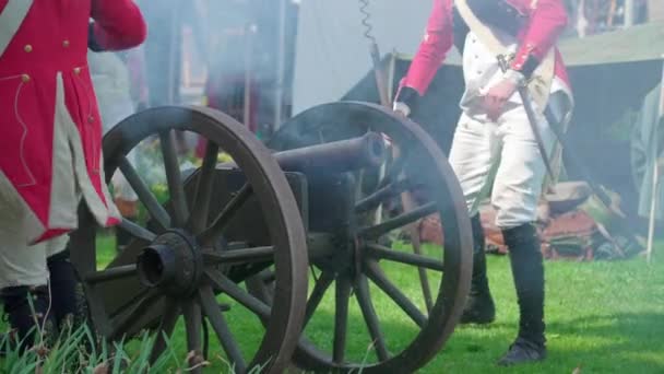Historische Explosie Van Het Oude Kanon Soldaten Die Een Authentiek — Stockvideo