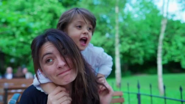 Otarty Chłopczyk Wspinający Się Kark Matki Wykazujący Niewielkie Zaniepokojenie Emocjami — Wideo stockowe