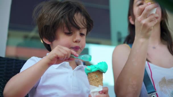 Anne Dışarıdayken Çocuk Renkli Dondurma Külahı Yiyor Beyaz Tenli Bir — Stok video