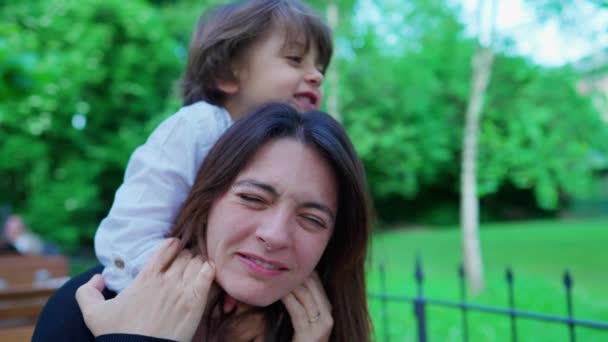 Petit Garçon Négligent Étouffant Maman Tout Jouant Enfant Connaissant Pas — Video