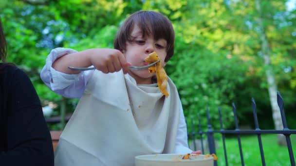 Niño Saboreando Fideos Pasta Para Almuerzo Ambiente Comida Aire Libre — Vídeo de stock