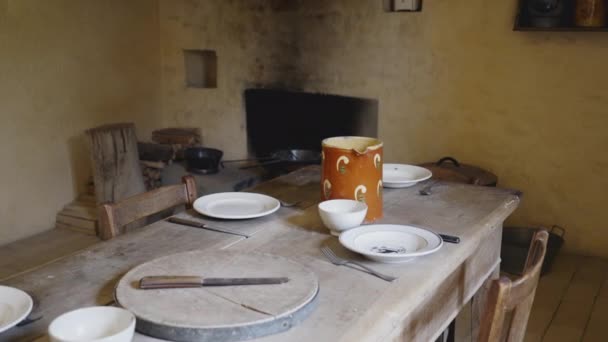 Humble Gårdshus Spiseplass Med Tradisjonelle Tremøbler Antikke Tremøbler Oppsett Rustikk – stockvideo