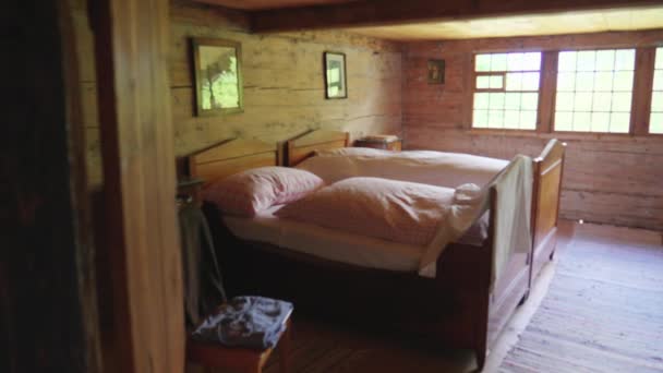 Çiftlik Evindeki Kırsal Yatak Odasının Içi Ahşap Geleneksel Çarşaf Pencereli — Stok video