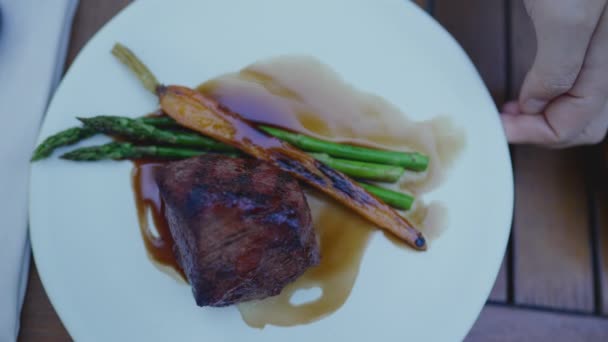 Smakligt Kött Och Sparris Tallrik Till Exklusiv Restaurangmåltid Gourmeträtt — Stockvideo