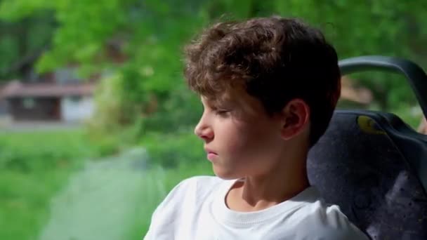 Reflektierender Kleiner Junge Bus Verloren Fernen Blicken Jugendlicher Reisender Ließ — Stockvideo