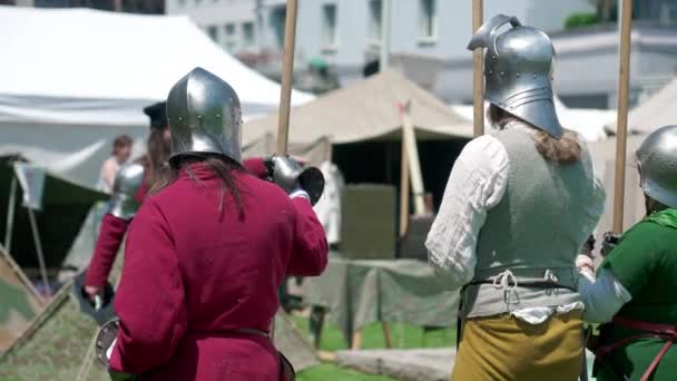 Strażnicy Przeszłości Żołnierze Uzbrojeni Włócznie Festiwalu Rekonstrukcji Żołnierze Stalowych Hełmach — Wideo stockowe