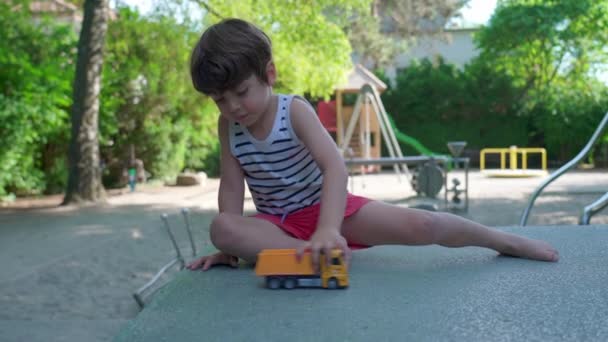 Gelukkig Kind Speelt Met Speelgoed Truck Buiten Park Zonnige Zomerdag — Stockvideo