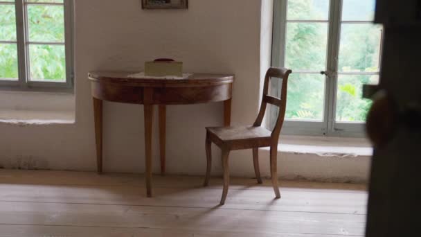 Rusztikus Parasztház Antik Asztal Szék Ablakról Ablakra Vidéki Házban — Stock videók