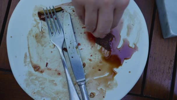Son Batırma Ekmeğini Boş Tabakta Kalan Sos Tadını Çıkarıyorum — Stok video