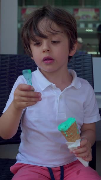 Маленький Мальчик Наслаждается Мороженым Ложкой Детское Питание Красочные Голубые Мороженое — стоковое видео