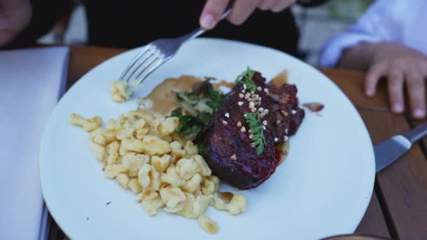 Κοντινό Πλάνο Χέρι Τρώει Τρόφιμα Κρέας Και Ζυμαρικά Upscale Εστιατόριο — Αρχείο Βίντεο
