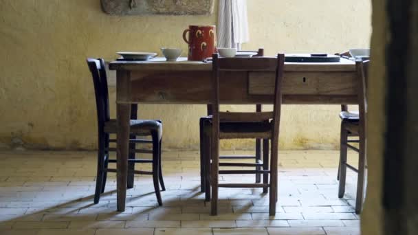 Wiejskie Wnętrza Drewnianego Rustykalnego Stołu Krzeseł Wystawie Obiad Lub Kolację — Wideo stockowe