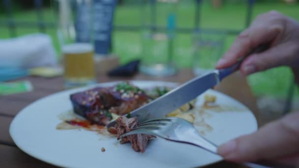 Detailní Ruční Krájení Pojídání Masa Těstovin Talíři Luxusní Restauraci Gurmánské — Stock video