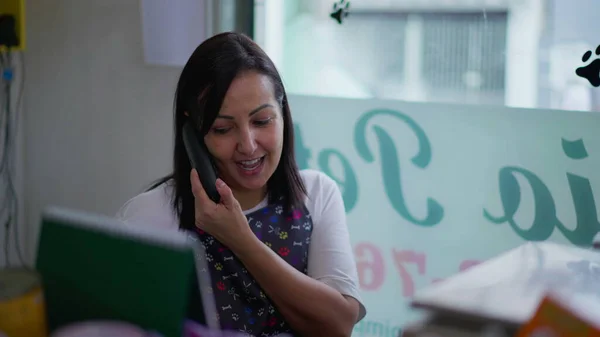 Mujer Emprendedora Hablando Por Teléfono Con Cliente Detrás Del Mostrador —  Fotos de Stock