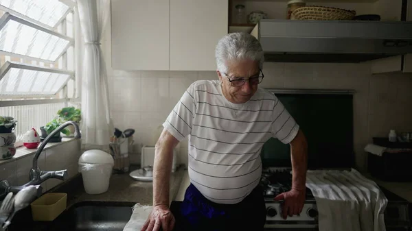 Orolig Äldre Man Står Hemmet Kök Idisslande Tankar Och Tidigare — Stockfoto