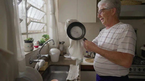 老年人在厨房洗碗池边快乐地擦干碗碟 成熟老年人在家庭仪式上真正的家庭生活方式 — 图库照片