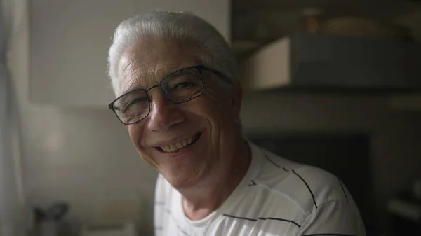 Zbliżenie Uśmiechniętego Starszego Pana Dojrzały Mężczyzna Siwymi Włosami Stojący Kuchni — Zdjęcie stockowe