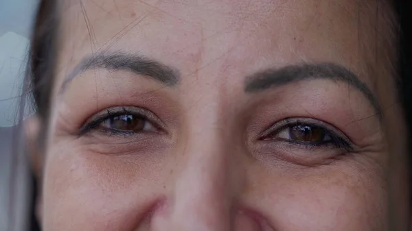 Mata Makro Wanita Bahagia Tersenyum Depan Kamera Tatapan Orang Paruh — Stok Foto