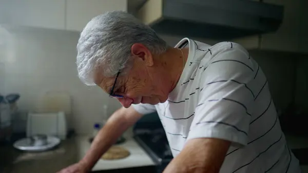 Ώριμος Άντρας Στέκεται Στον Πάγκο Της Κουζίνας Παλεύοντας Γηρατειά Και — Φωτογραφία Αρχείου