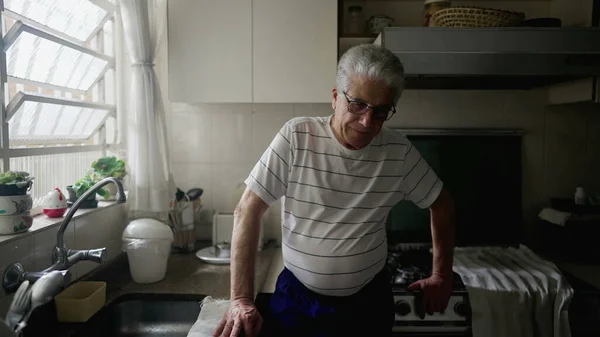 Orolig Äldre Man Står Hemmet Kök Idisslande Tankar Och Tidigare — Stockfoto