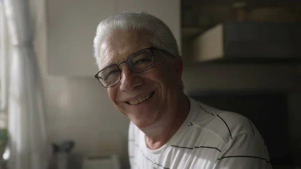 Zbliżenie Uśmiechniętego Starszego Pana Dojrzały Mężczyzna Siwymi Włosami Stojący Kuchni — Zdjęcie stockowe