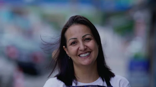 幸せなブラジルの女性の肖像画の顔をクローズアップ通りのカメラの笑顔を見て立っている 本物の現実の人々 — ストック写真