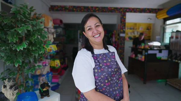 Trabajadora Feliz Vistiendo Delantal Sonriendo Cámara Frente Tienda Local Pequeñas —  Fotos de Stock