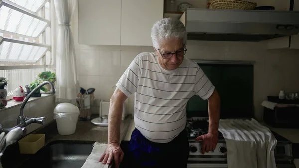 Bezorgde Oudere Man Die Keuken Staat Denigrerende Gedachten Herinneringen Uit — Stockfoto