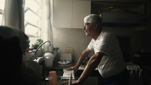 Αγωνίζεται Senior Άνθρωπος Ακουμπά Στον Πάγκο Της Κουζίνας Που Πάσχουν — Φωτογραφία Αρχείου