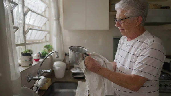 Gelukkige Oudere Man Die Afwas Bij Gootsteen Droogt Authentieke Huiselijke — Stockfoto