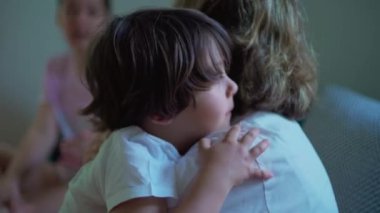 Büyükannem torunu gerçek hayatta kucağına aldı. Aile hayatı sahnesi, nesiller arası bağ.