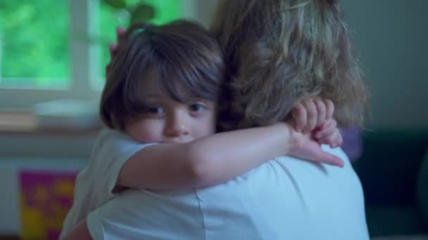 Criança Coração Abraçado Com Membro Sênior Família Menino Jovem Abraçando — Vídeo de Stock