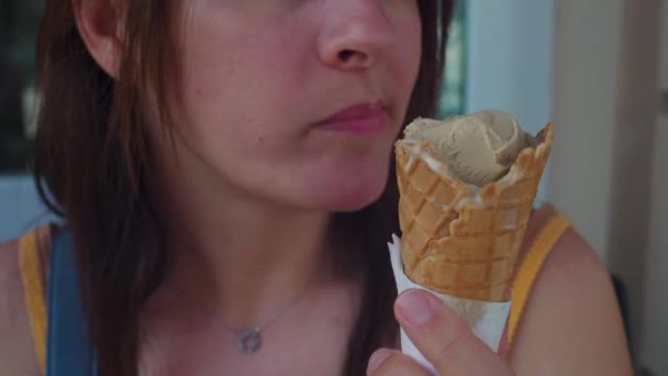 イタリアンパーラーでアイスクリームコーンを食べる女性の口の閉鎖 夏の間にジェラートを楽しんでいる人 砂糖グルメデザートトリート — ストック動画