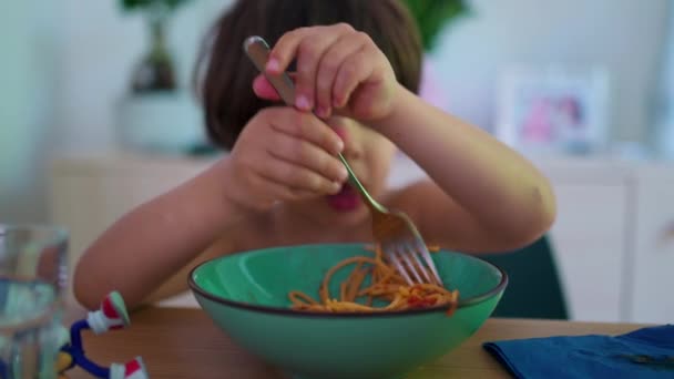 Anak Laki Laki Kecil Closeup Makan Mie Pasta Memutar Dan — Stok Video