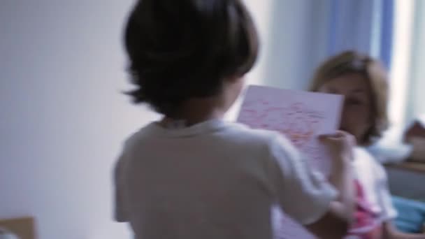 Bambino Che Mostra Disegno Alla Nonna Nipote Che Presenta Opere — Video Stock