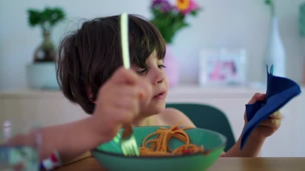 Kleine Jongen Veegt Zijn Mond Met Servet Terwijl Hij Spaghetti — Stockvideo