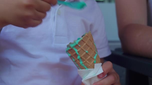 Παιδικά Χέρια Κρατώντας Μπλε Πολύχρωμο Παγωτό Χωνάκι Παιδί Τρώει Γλυκό — Αρχείο Βίντεο