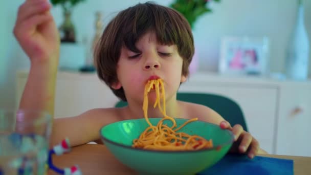 Παιδί Τρώει Σπαγγέτι Για Μεσημεριανό Κοντινό Πλάνο Του Μικρού Αγοριού — Αρχείο Βίντεο
