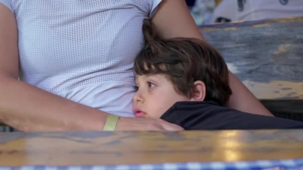 厌倦了的小男孩紧紧抓住母亲的身体 无事可做 孩子们一边与厌烦作斗争 一边牵着父母凝视着远方的白日梦 — 图库视频影像
