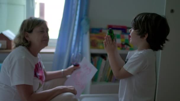 Enfant Interagissant Avec Grand Mère Dans Chambre Candid Authentique Relation — Video