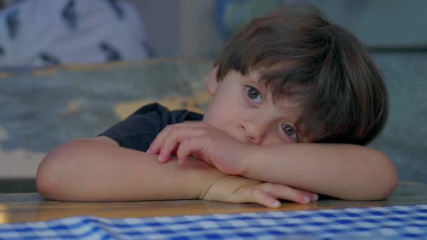Düşünceli Sıkılmış Düşünceli Bir Çocuk Hayal Kuruyor Çocuğun Sıkıntısı Düşüncelere — Stok video