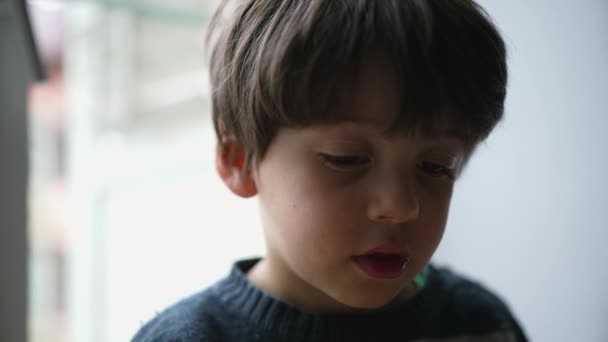 Pensiv Liten Pojke Närbild Ansikte Dreglande Barn Djup Kontemplativ Introspektion — Stockvideo